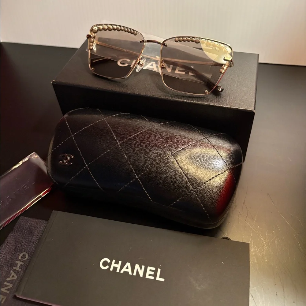 CHANEL Pearl Square Sunglasses 4235